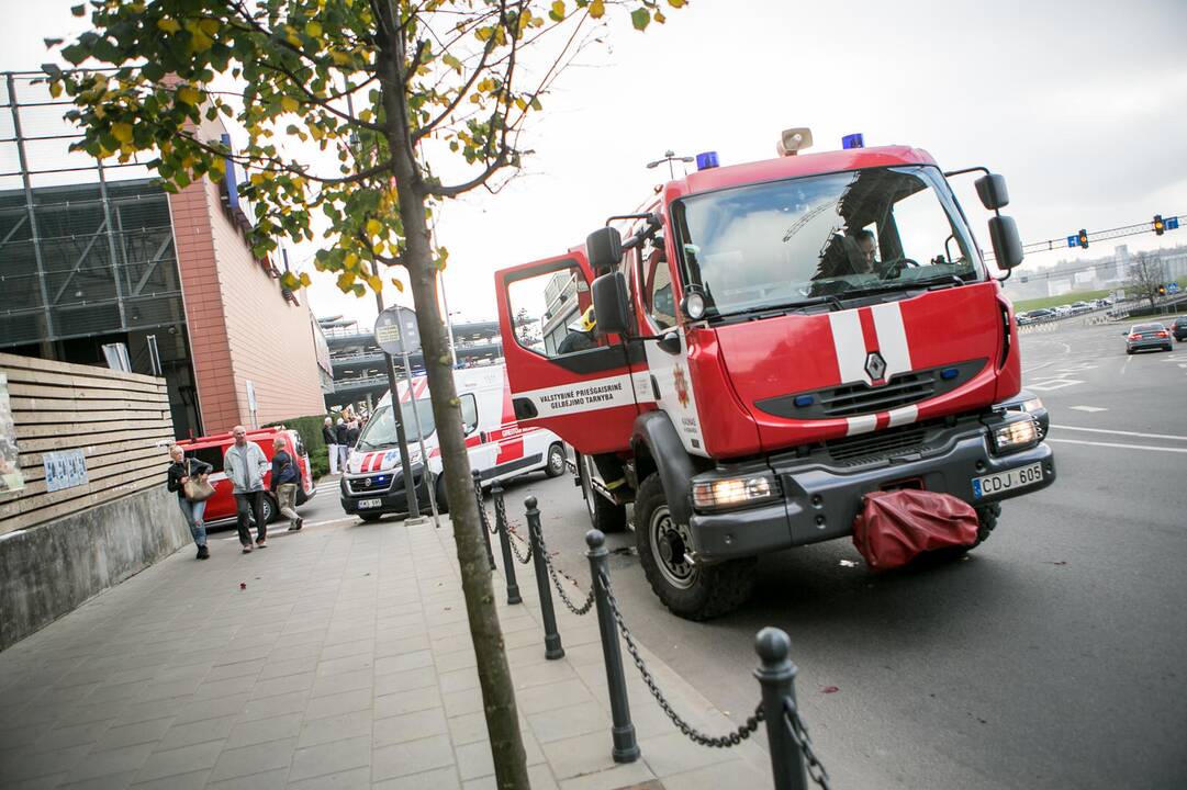 Dėl dūmų iš Kauno „Akropolio“ evakuoti žmonės