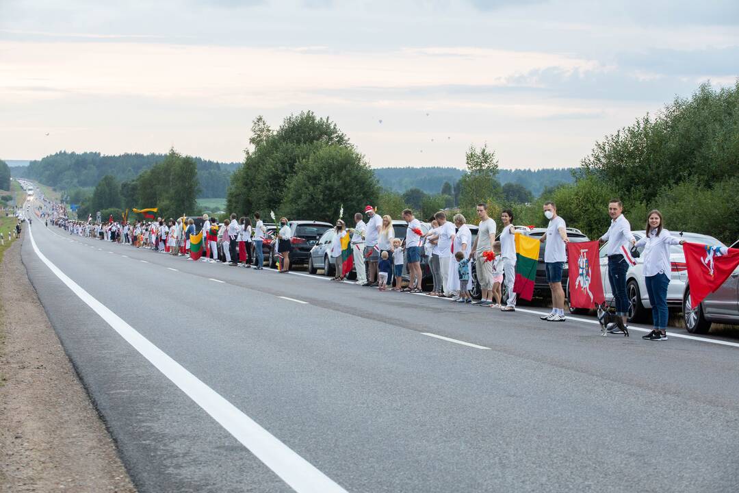 „Laisvės kelio“ dalyviai susikibo rankomis palaikydami Baltarusiją