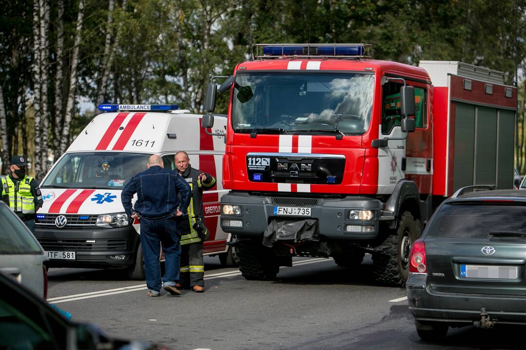 Per didžiulę avariją Ateities plente žuvo žmogus