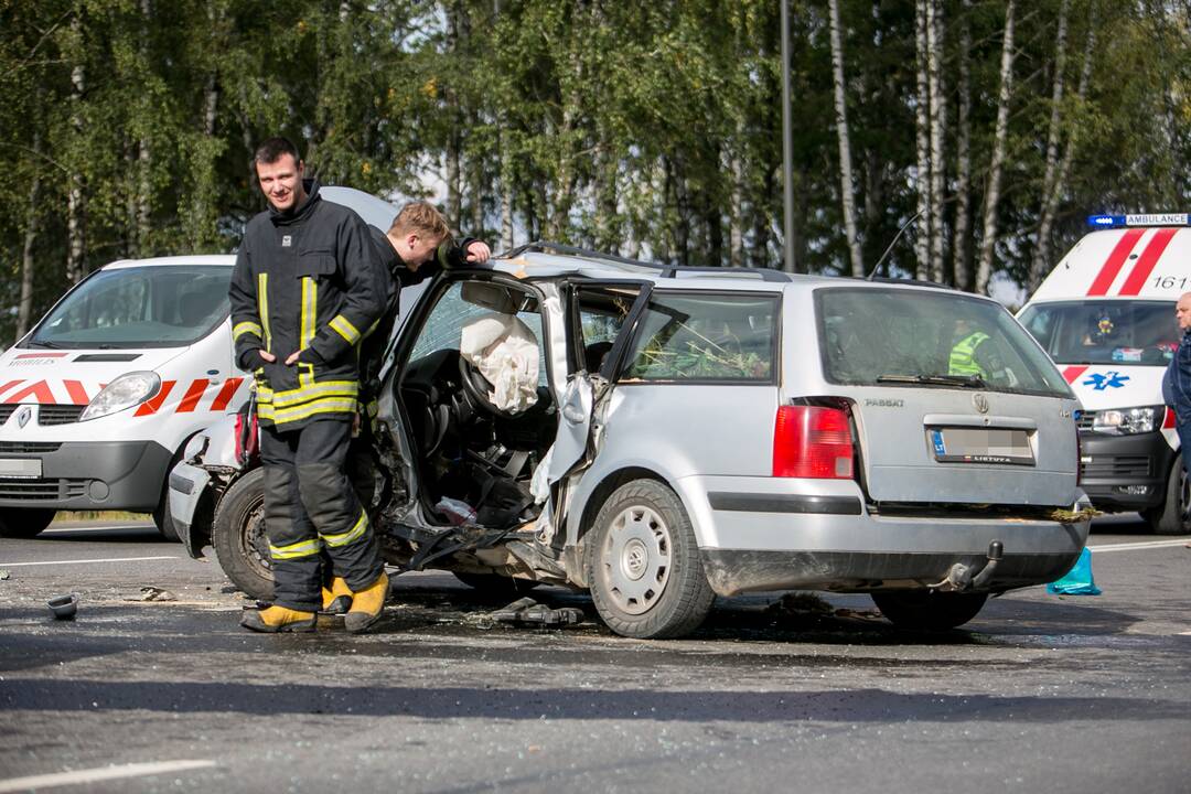 Per didžiulę avariją Ateities plente žuvo žmogus