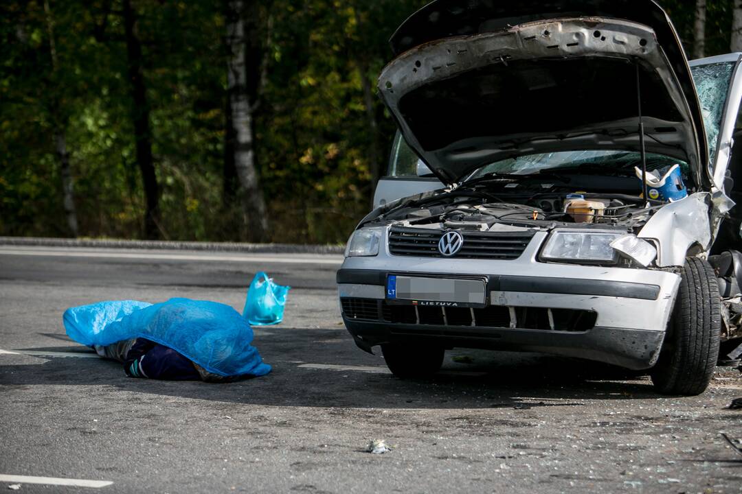 Per didžiulę avariją Ateities plente žuvo žmogus