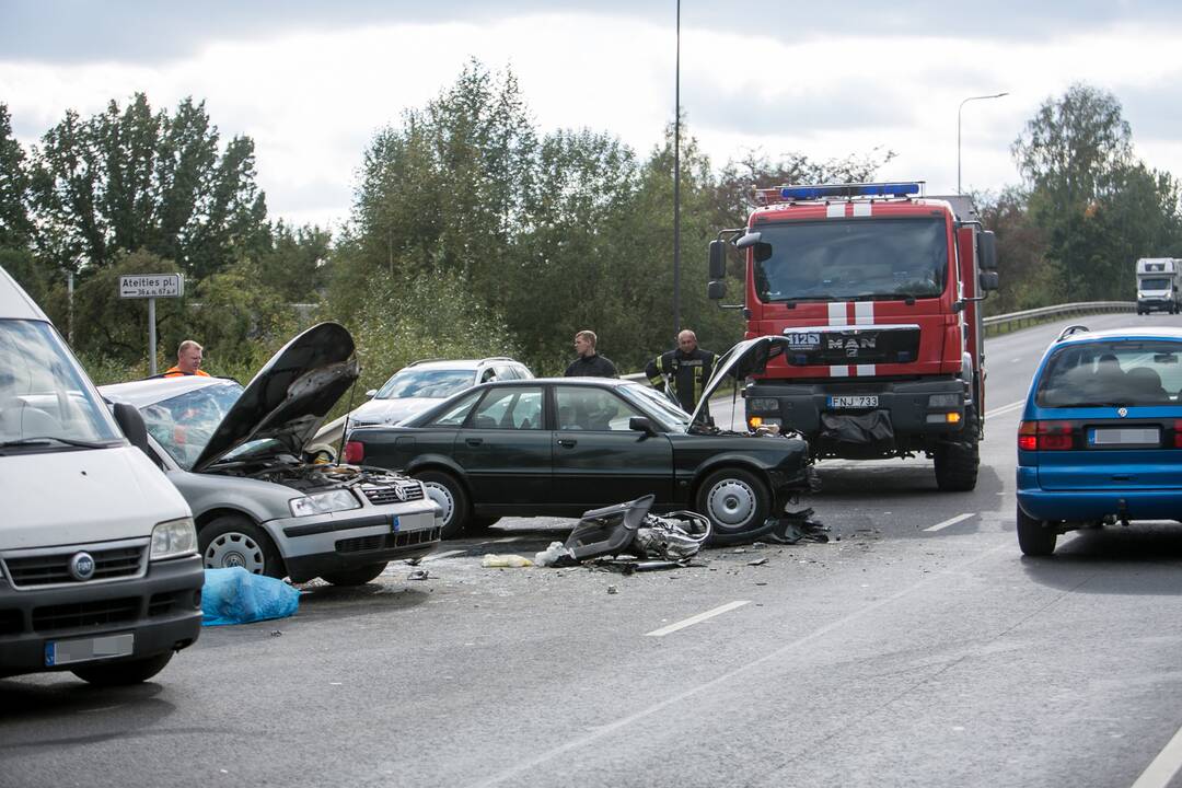 Per didžiulę avariją Ateities plente žuvo žmogus
