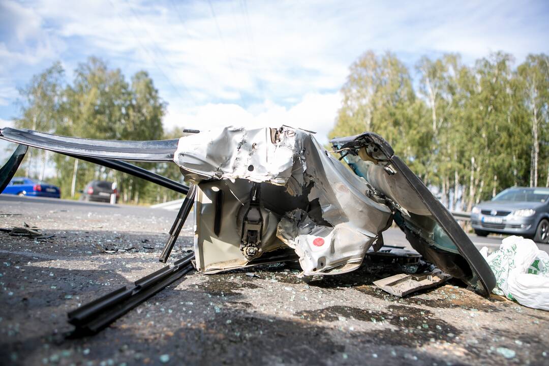 Per didžiulę avariją Ateities plente žuvo žmogus