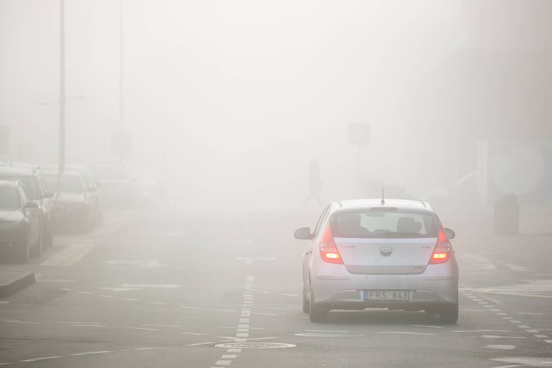 Lietuvoje eismo sąlygas sunkina rūkas