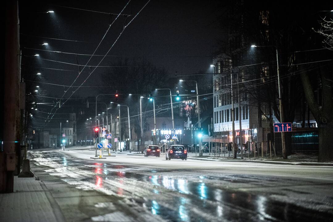 Kelininkai: eismo sąlygas sunkina plikledis, snygis ir rūkas