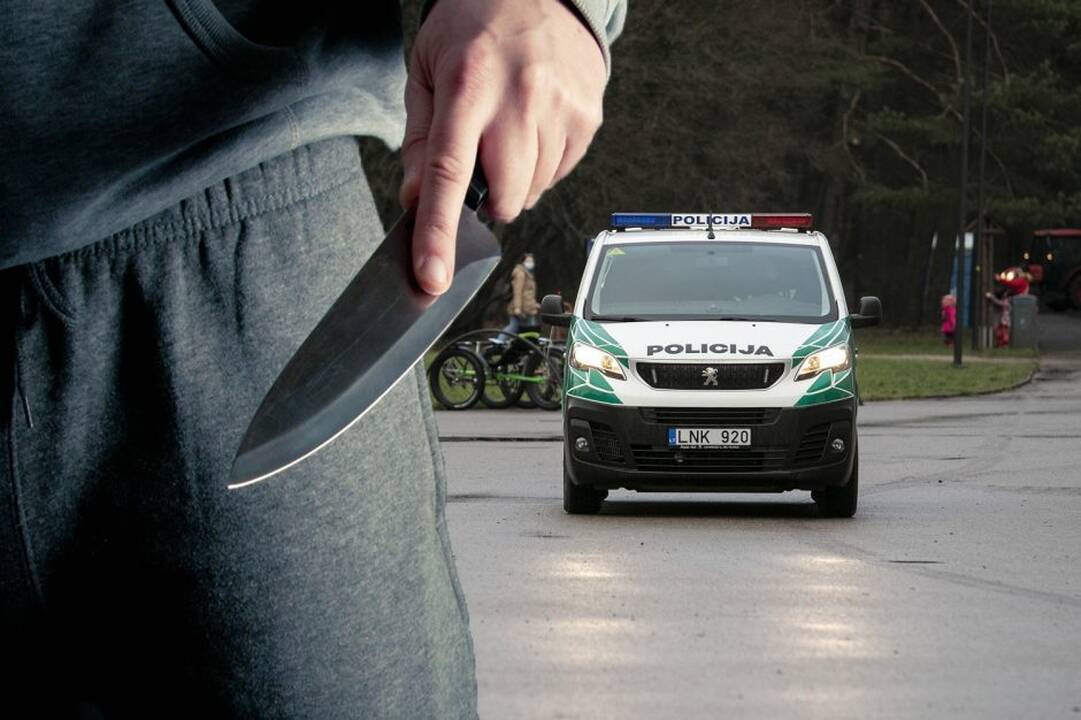 Sostinės gatvėje – kruvinas išpuolis: nepažįstamasis peiliu sužalojo vyrą