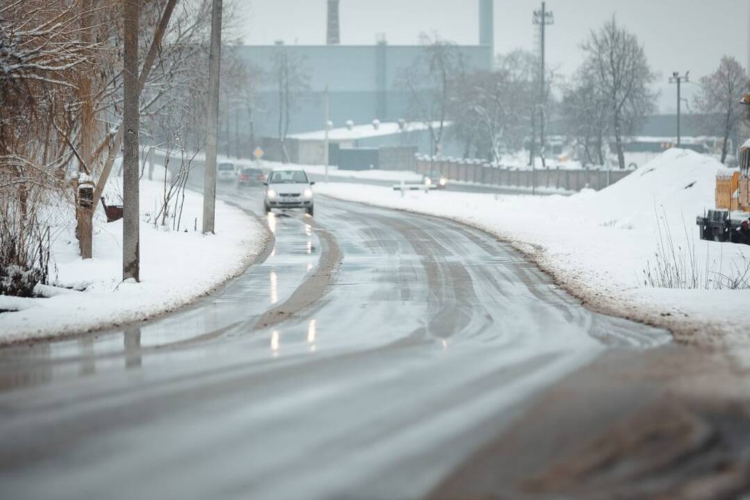 Keliuose yra slidžių ruožų, sudėtingesnės sąlygos – Radviliškio ir Kretingos rajonuose