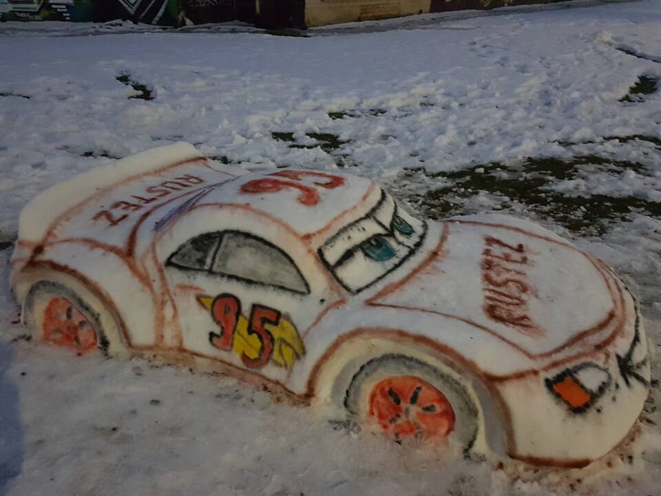 Šilainiuose iš sniego sukurti ir sportiniai automobiliai, ir egzotiniai gyvūnai