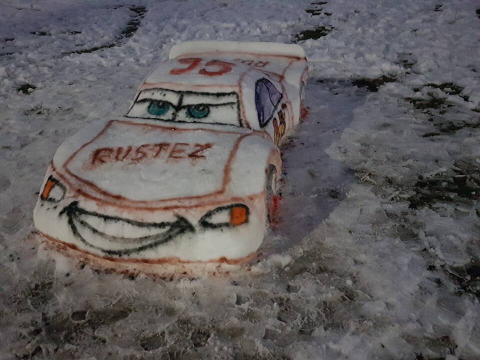 Šilainiuose iš sniego sukurti ir sportiniai automobiliai, ir egzotiniai gyvūnai
