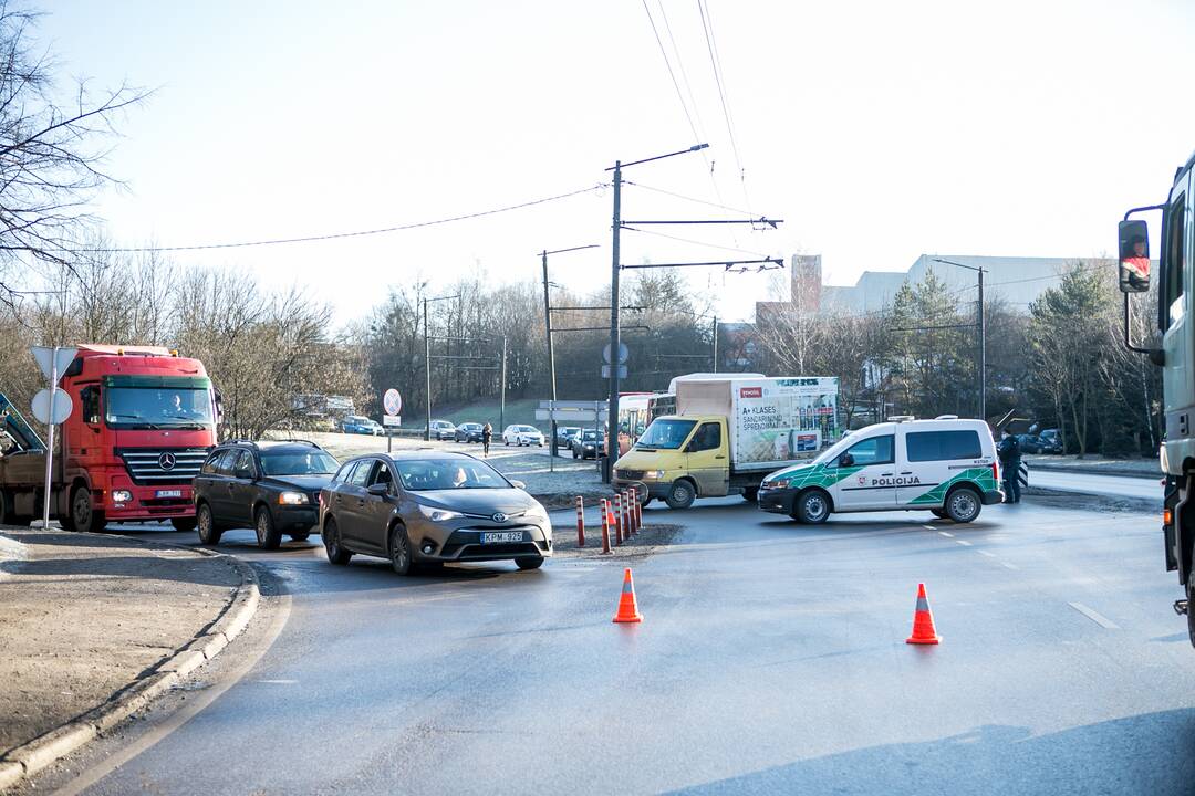Tunelio gatvėje „Mercedes-Benz“ rėžėsi į stulpą
