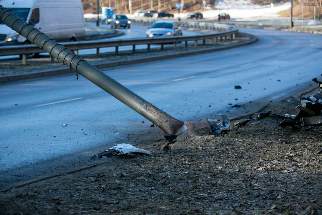 Tunelio gatvėje „Mercedes-Benz“ rėžėsi į stulpą