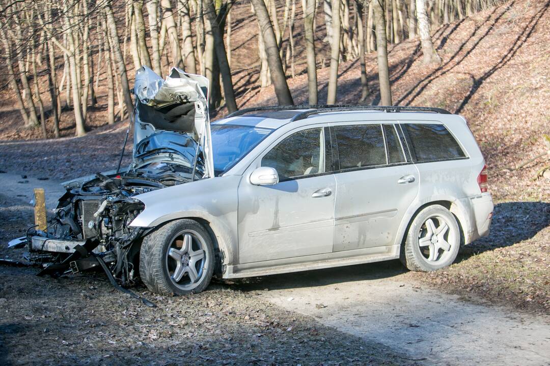 Tunelio gatvėje „Mercedes-Benz“ rėžėsi į stulpą