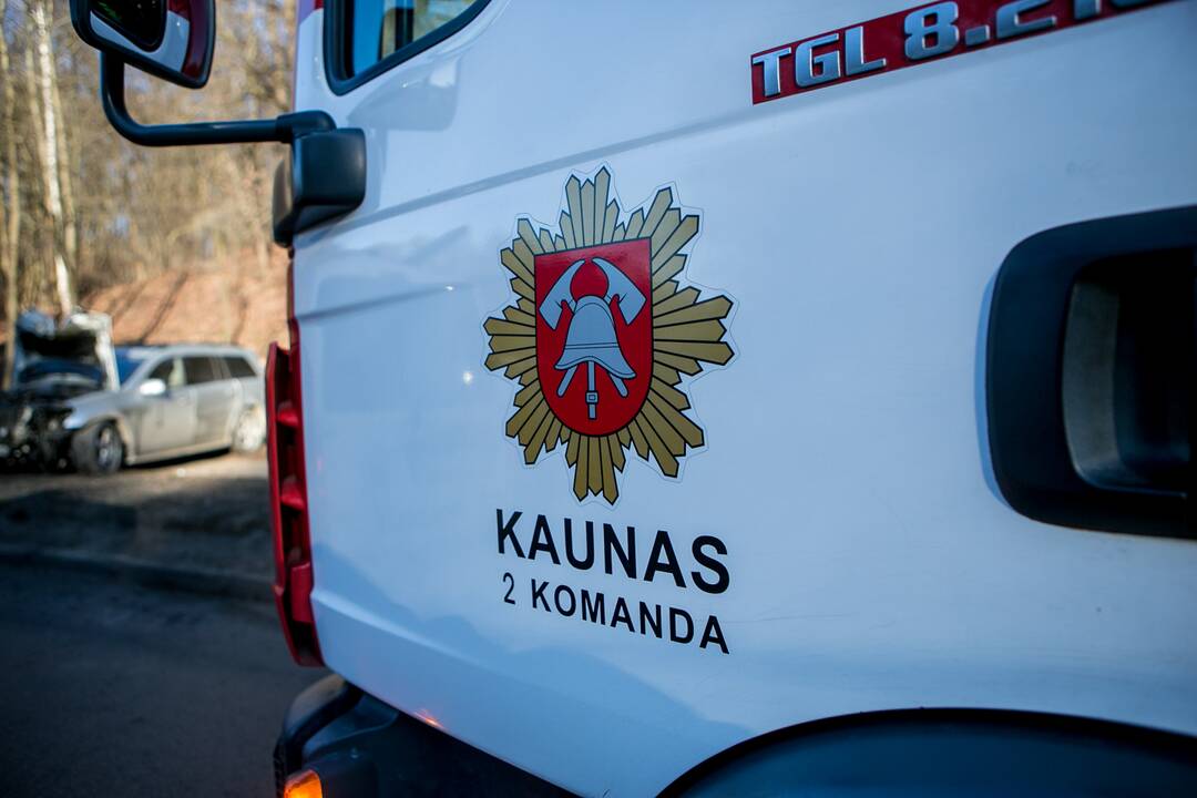 Tunelio gatvėje „Mercedes-Benz“ rėžėsi į stulpą