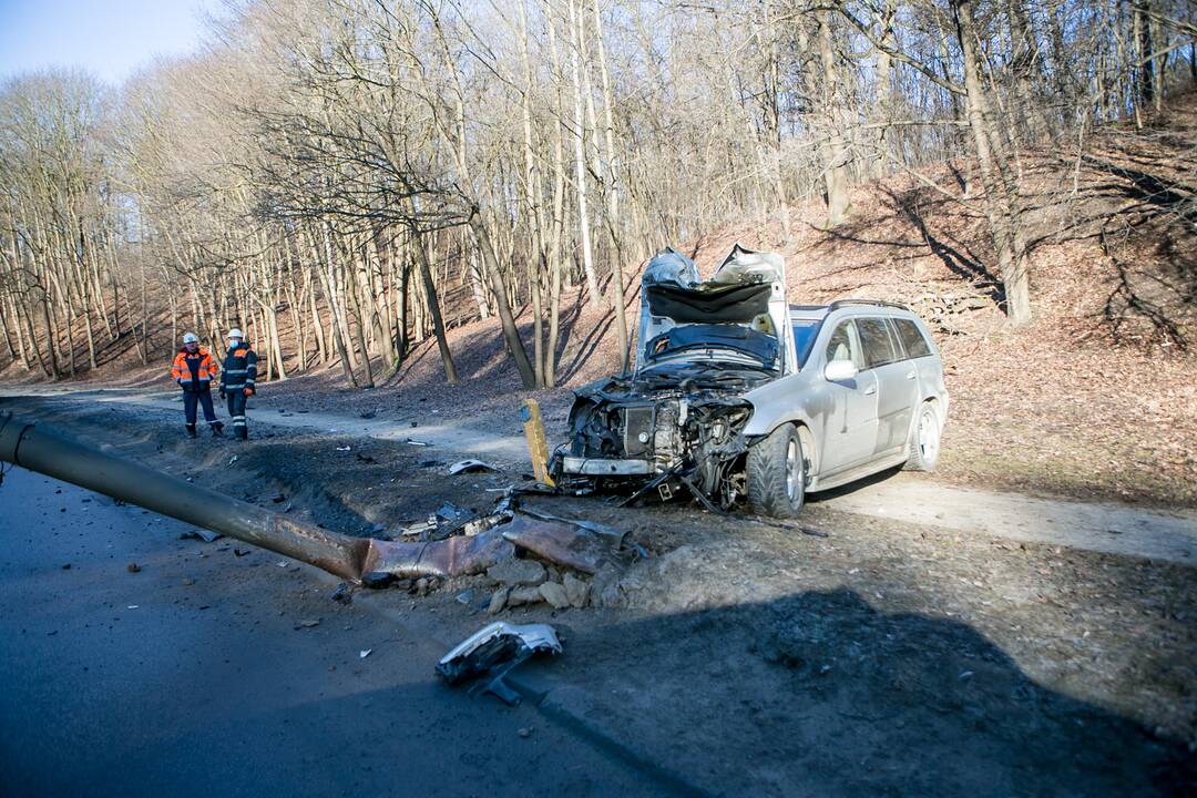 Tunelio gatvėje „Mercedes-Benz“ rėžėsi į stulpą