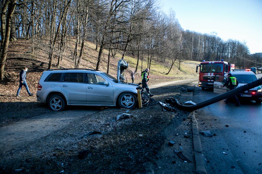 Tunelio gatvėje „Mercedes-Benz“ rėžėsi į stulpą