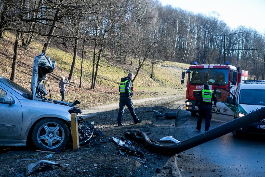 Tunelio gatvėje „Mercedes-Benz“ rėžėsi į stulpą