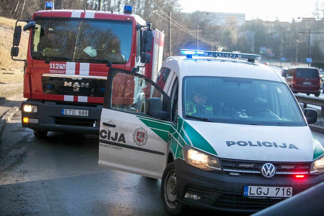 Tunelio gatvėje „Mercedes-Benz“ rėžėsi į stulpą