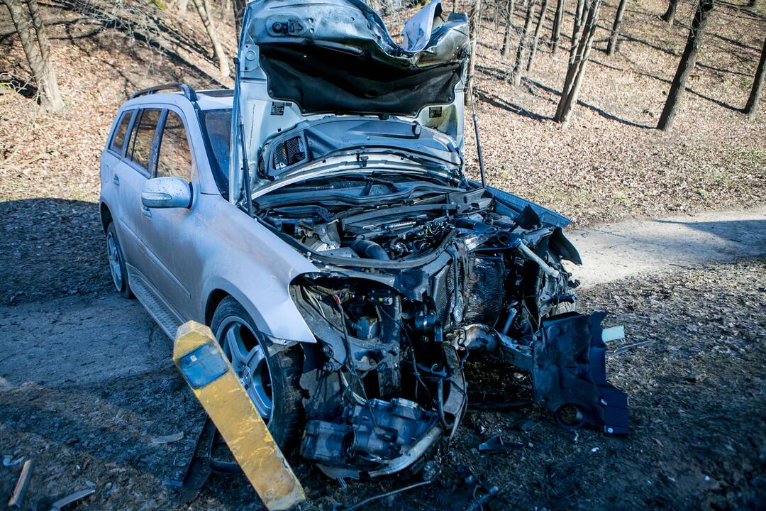 Tunelio gatvėje „Mercedes-Benz“ rėžėsi į stulpą