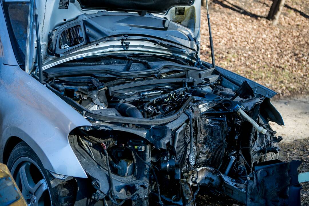 Tunelio gatvėje „Mercedes-Benz“ rėžėsi į stulpą