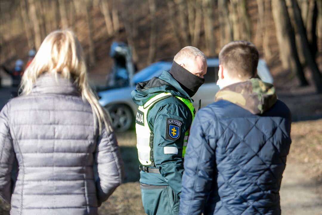 Tunelio gatvėje „Mercedes-Benz“ rėžėsi į stulpą