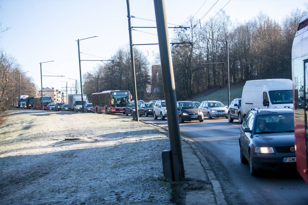 Tunelio gatvėje „Mercedes-Benz“ rėžėsi į stulpą