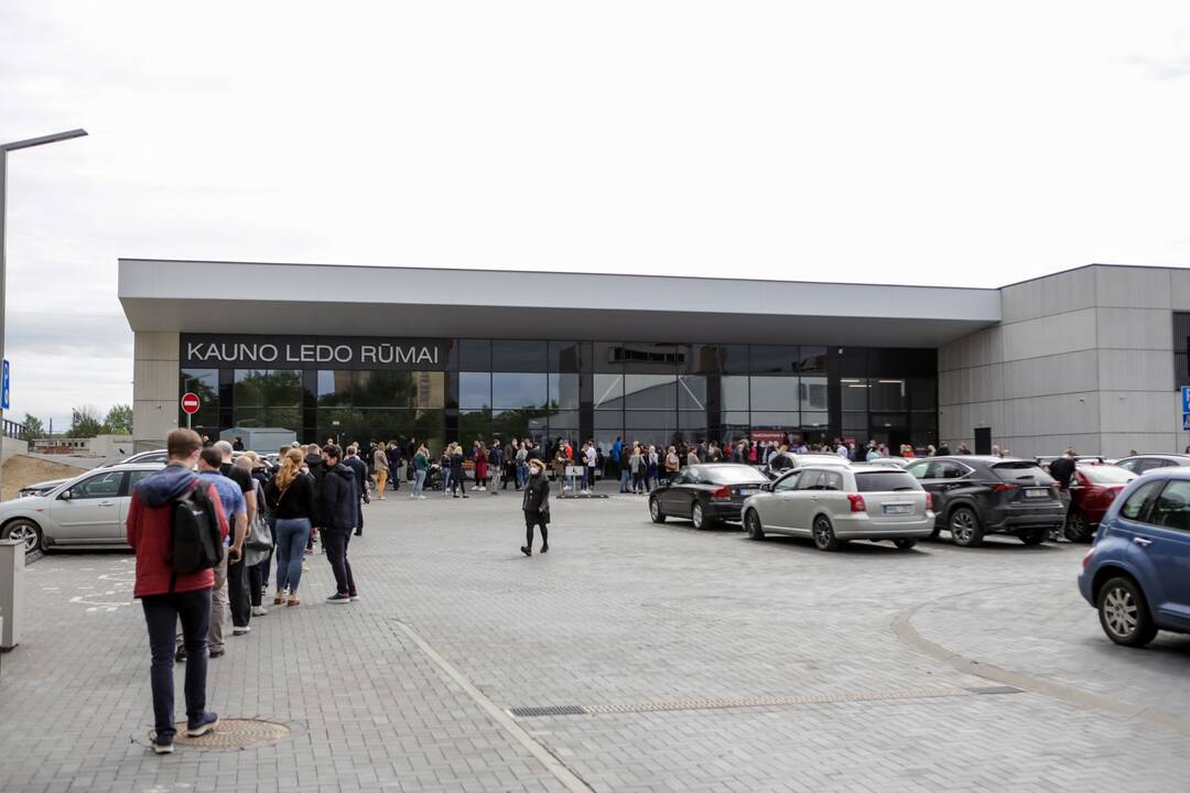 Prie Kauno vakcinacijos centro – ilga laukiančiųjų eilė