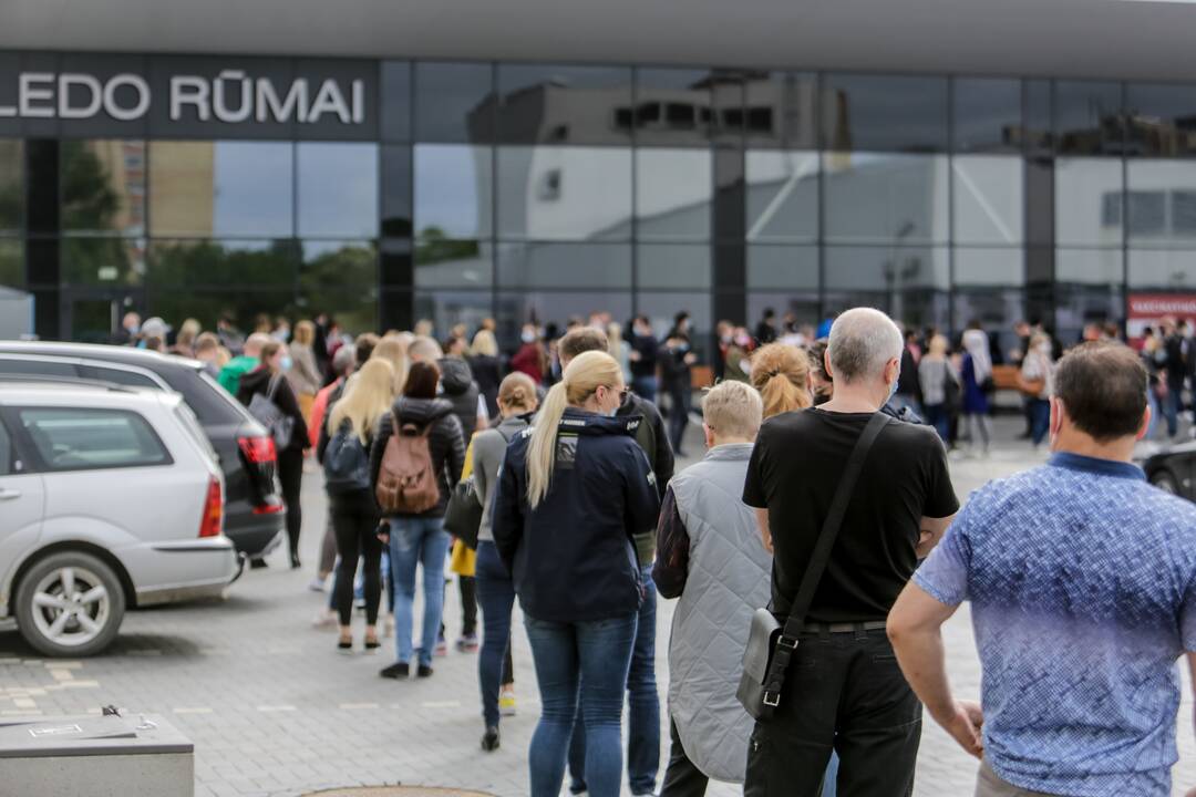 Prie Kauno vakcinacijos centro – ilga laukiančiųjų eilė