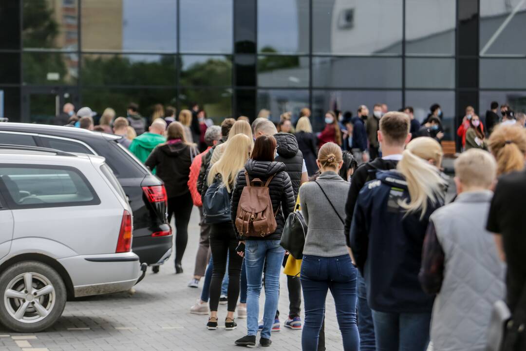 Prie Kauno vakcinacijos centro – ilga laukiančiųjų eilė