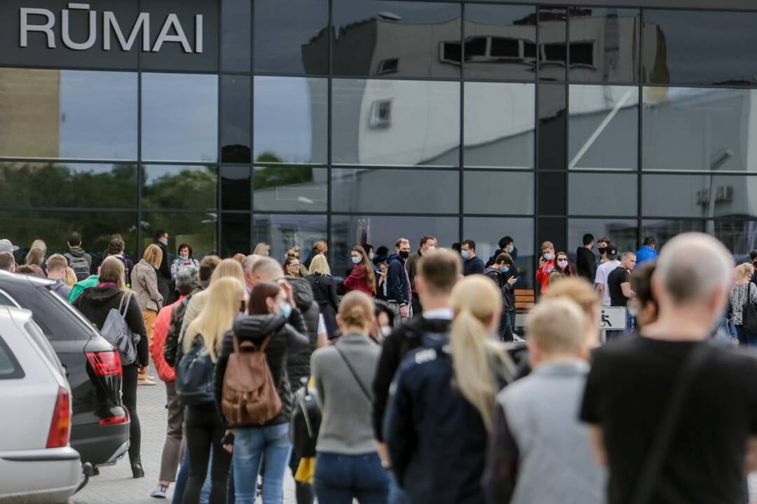 Prie Kauno vakcinacijos centro – ilga laukiančiųjų eilė