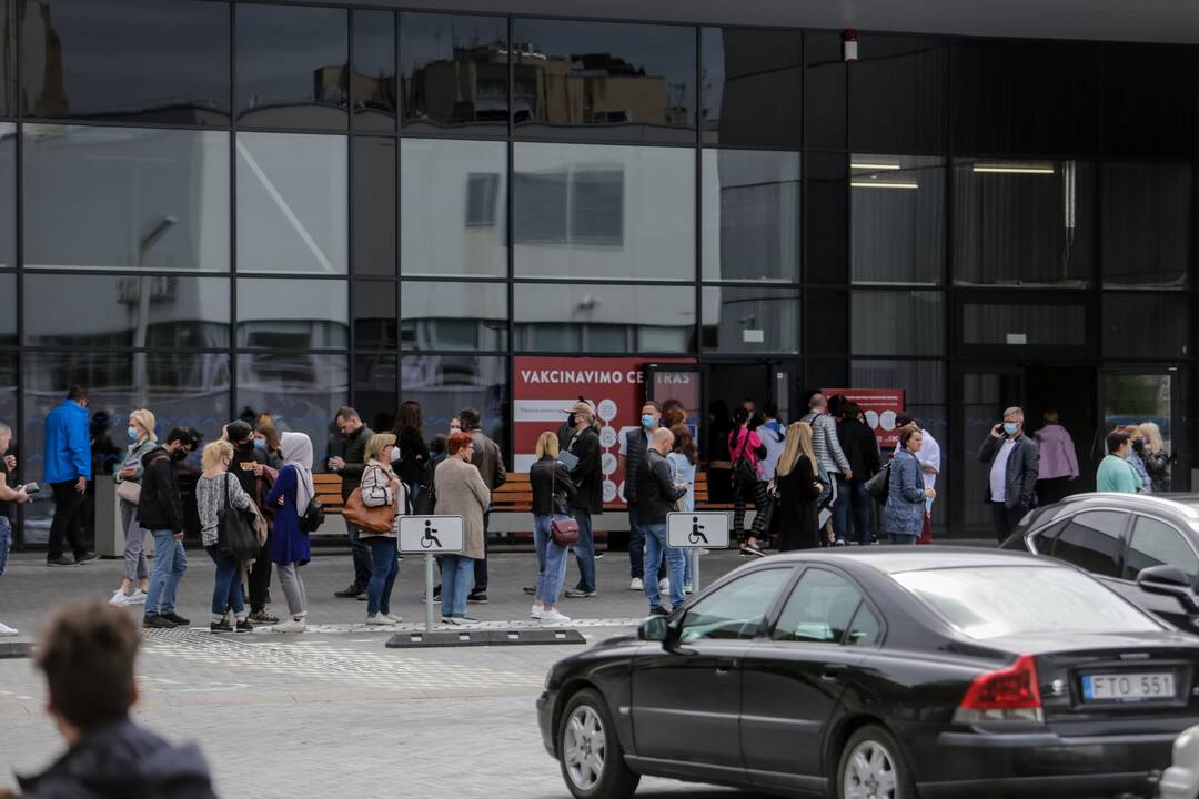 Prie Kauno vakcinacijos centro – ilga laukiančiųjų eilė