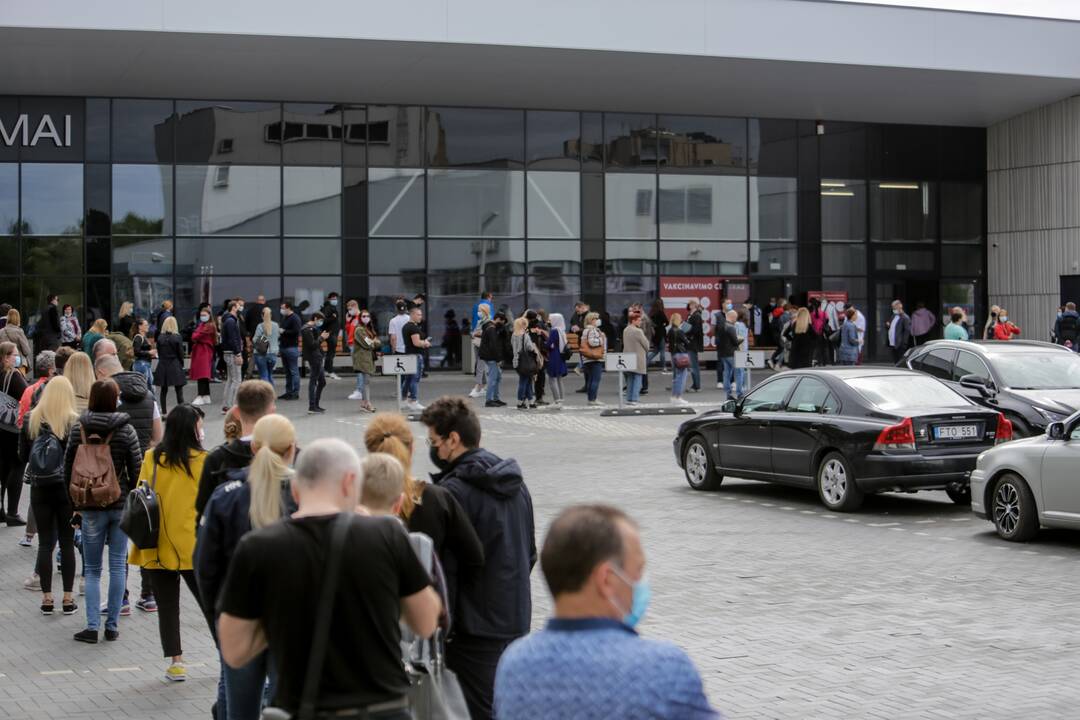 Prie Kauno vakcinacijos centro – ilga laukiančiųjų eilė