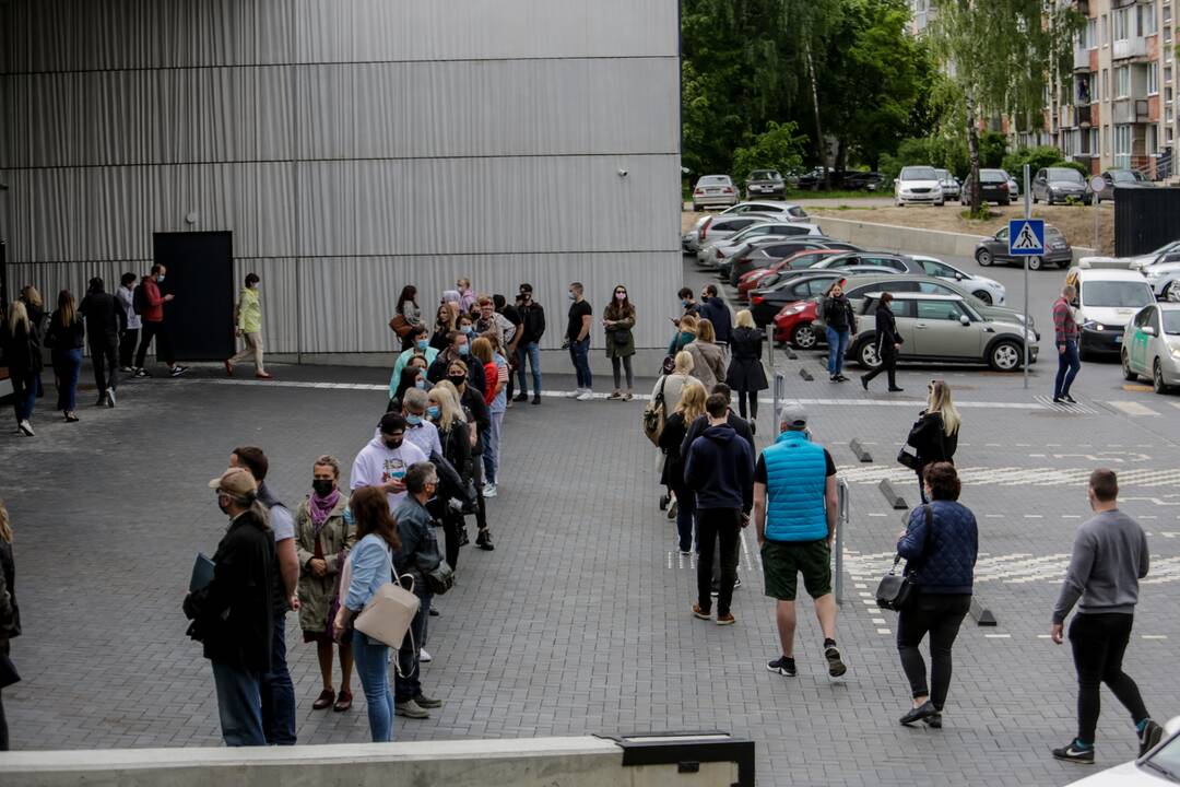 Prie Kauno vakcinacijos centro – ilga laukiančiųjų eilė