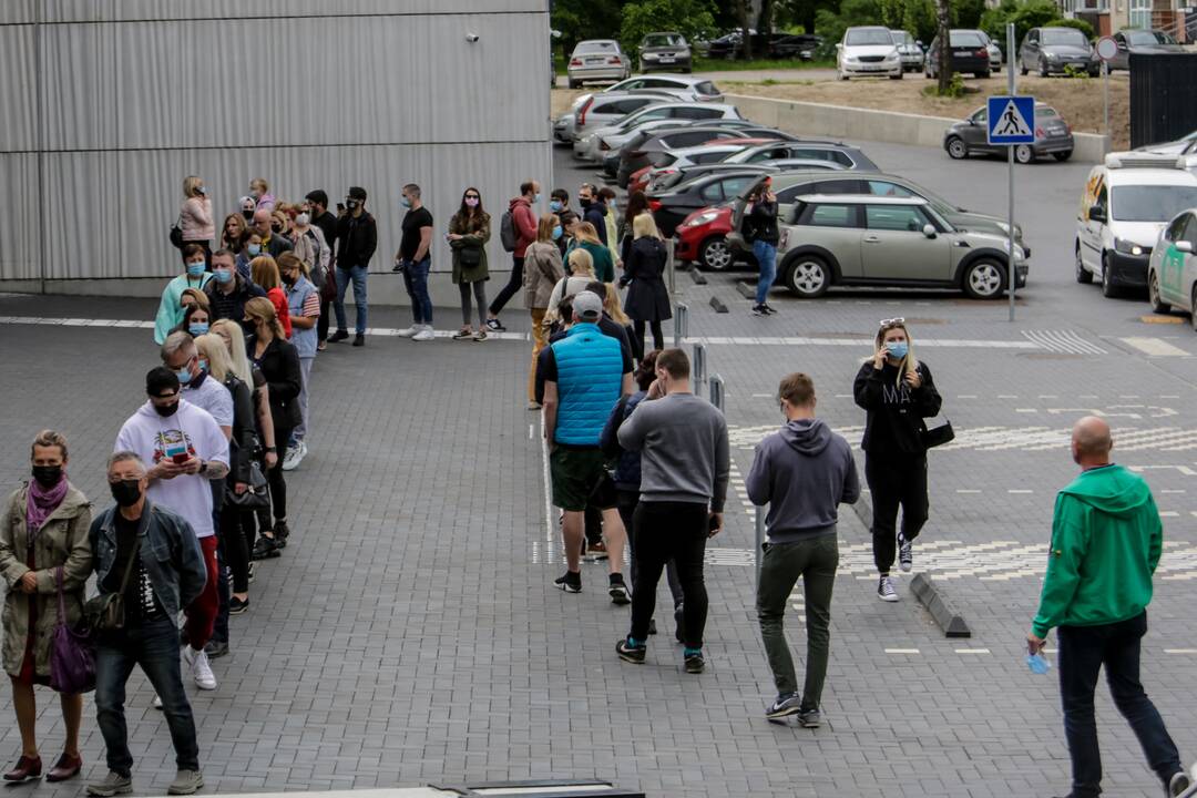 Prie Kauno vakcinacijos centro – ilga laukiančiųjų eilė