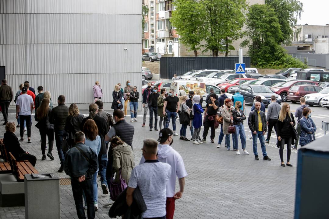 Prie Kauno vakcinacijos centro – ilga laukiančiųjų eilė