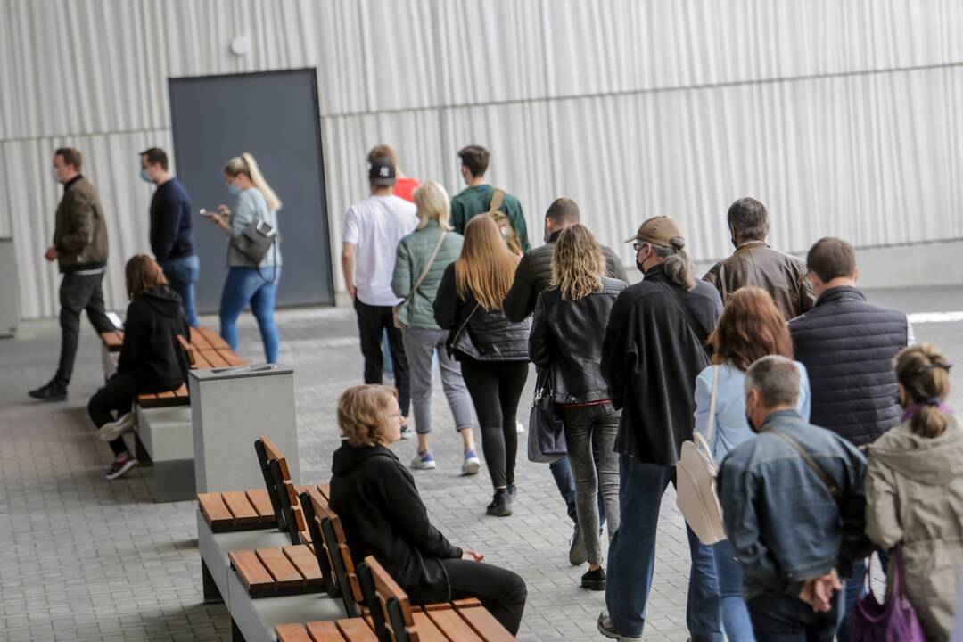 Prie Kauno vakcinacijos centro – ilga laukiančiųjų eilė