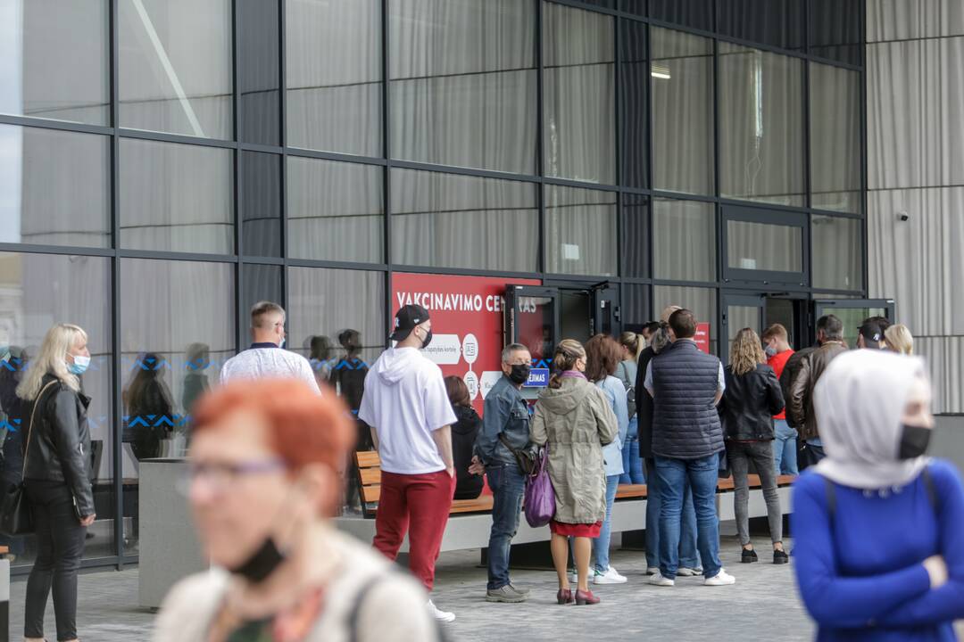 Prie Kauno vakcinacijos centro – ilga laukiančiųjų eilė