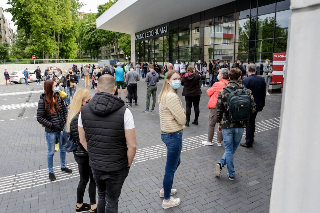 Prie Kauno vakcinacijos centro – ilga laukiančiųjų eilė