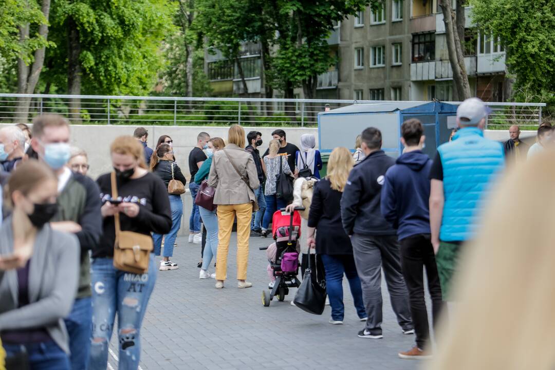 Prie Kauno vakcinacijos centro – ilga laukiančiųjų eilė