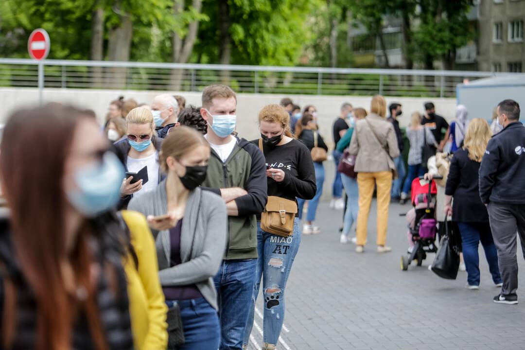 Prie Kauno vakcinacijos centro – ilga laukiančiųjų eilė