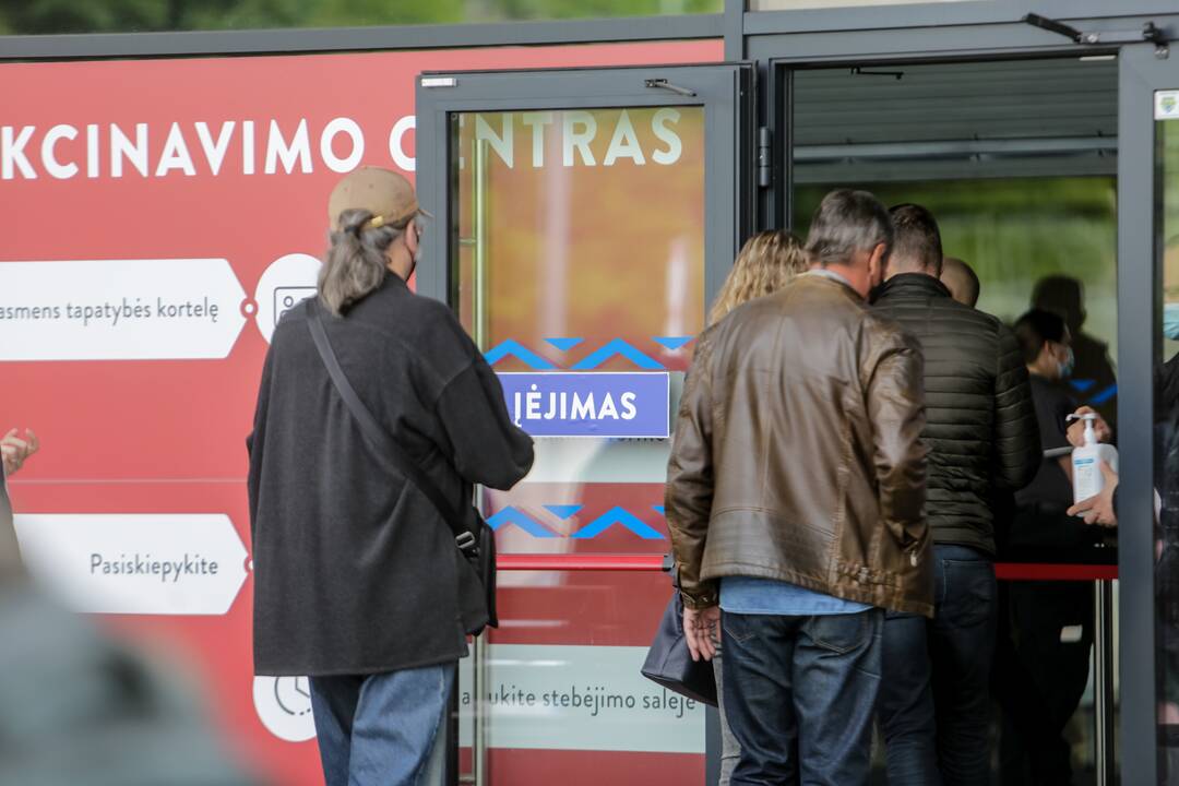 Prie Kauno vakcinacijos centro – ilga laukiančiųjų eilė