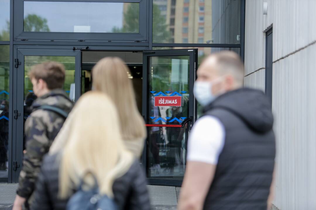 Prie Kauno vakcinacijos centro – ilga laukiančiųjų eilė