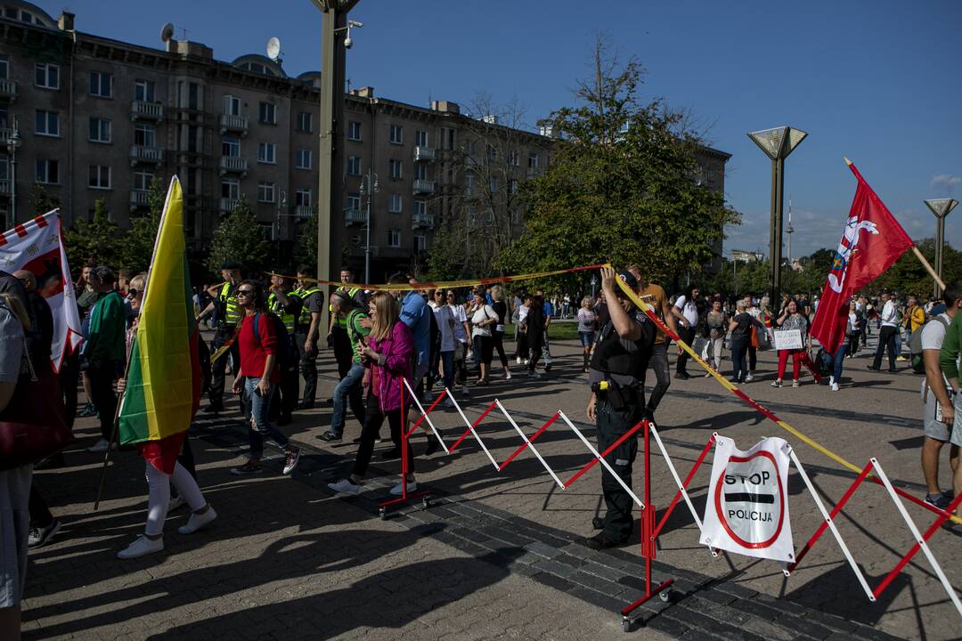 Protestas prie Seimo prieš COVID-19 ribojimus