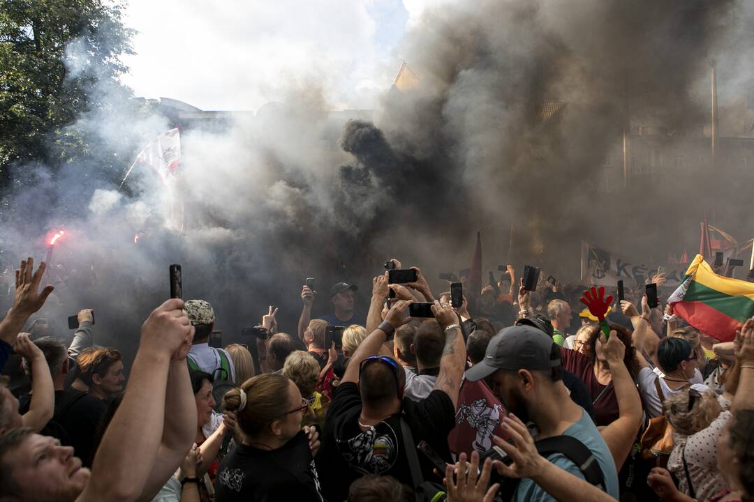 Protestas prie Seimo prieš COVID-19 ribojimus