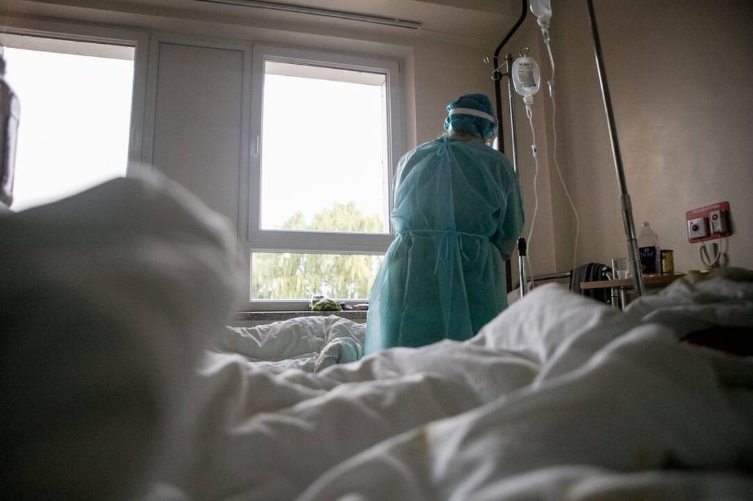 Naujojoje Akmenėje prie namo rasta sužalota moteris ligoninėje mirė