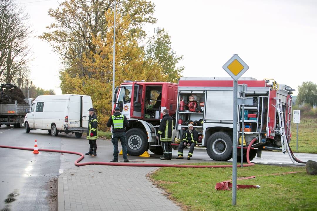 Ramučiuose užsiliepsnojo autoservisas