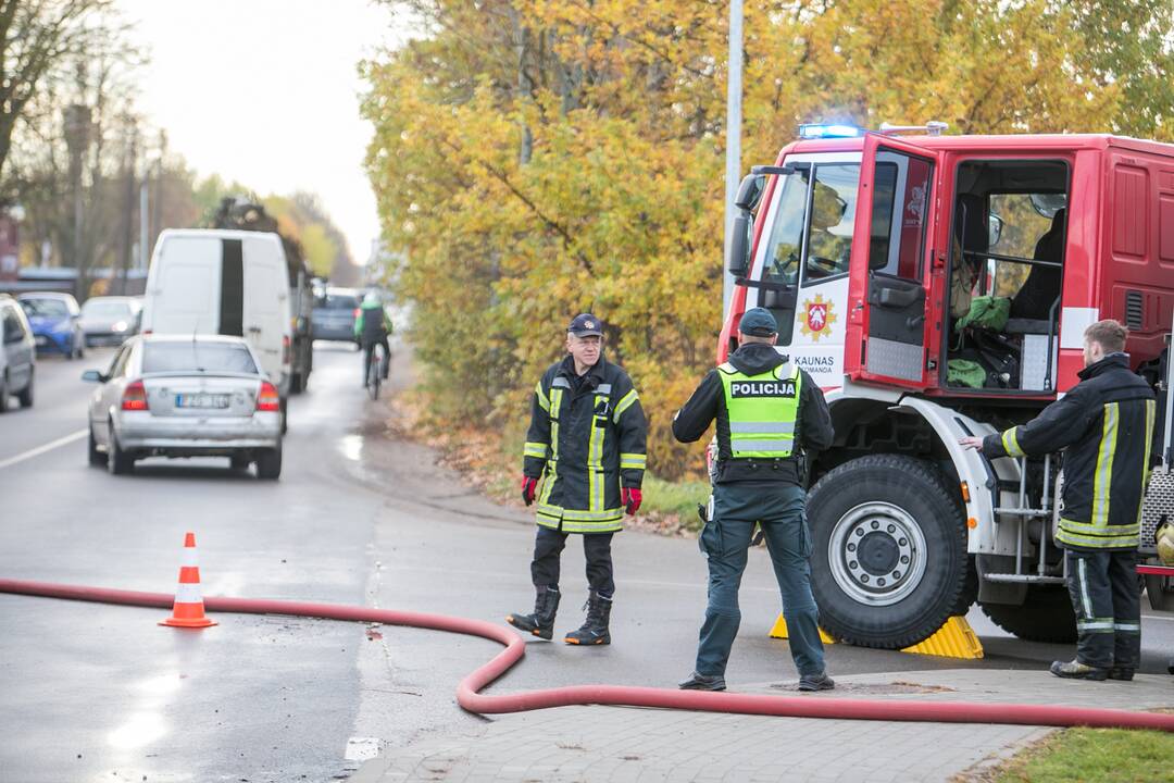 Ramučiuose užsiliepsnojo autoservisas