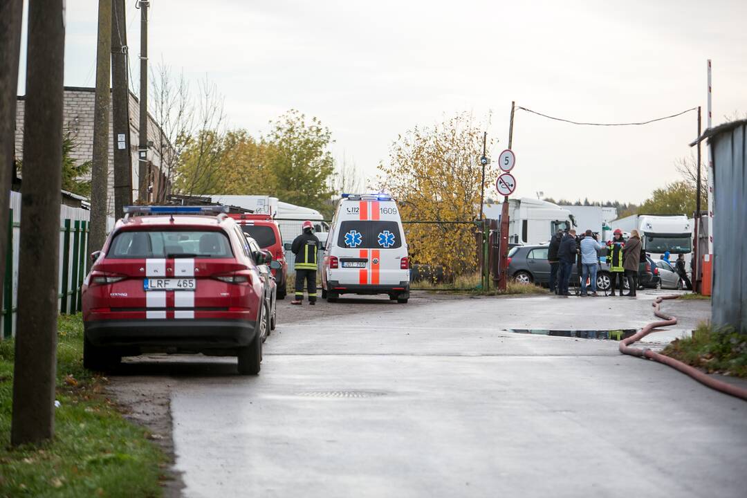 Ramučiuose užsiliepsnojo autoservisas