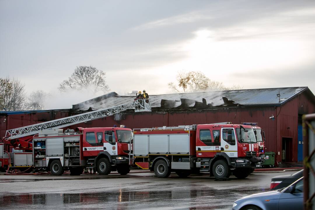 Ramučiuose užsiliepsnojo autoservisas