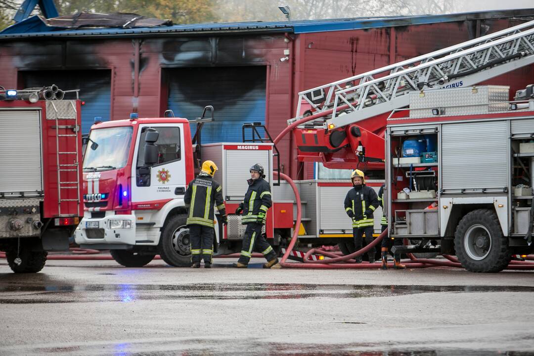 Ramučiuose užsiliepsnojo autoservisas