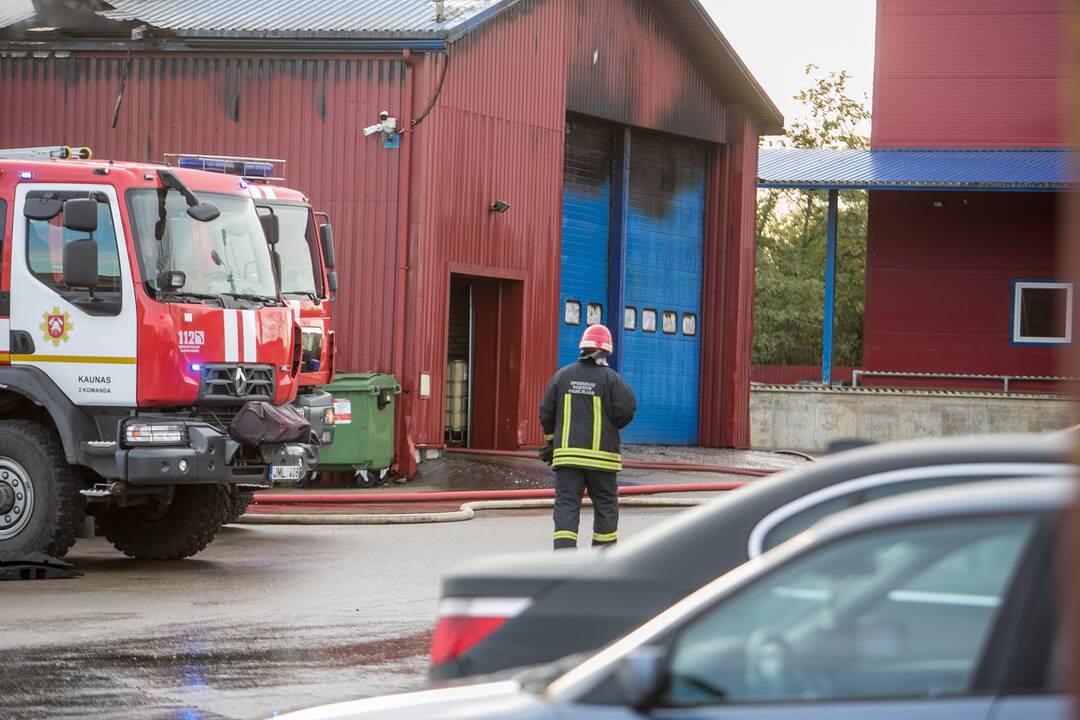 Ramučiuose užsiliepsnojo autoservisas
